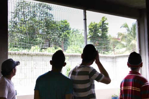 Standing inside the shelter, a group of migrants watches La Bestia arrive in Pakal-Na. They know they must continue their journeys soon. Some have rested for the three days that the shelter offers. Others have waited on the tracks for the train’s arrival. Migrants know that inside and outside the shelters they will find both “compañeros” (“traveling companions”) and those who wish to do them harm. Their survival might depend upon figuring out which space is safer for them and who can be trusted.