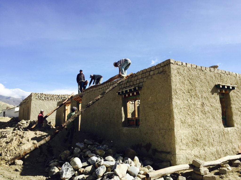 Households from Namgyal Village in the Upper Mustang District, Nepal, repaired and rebuilt their earthquake-damaged homes. Unlike in other Mustang villages, Namgyal relied on traditional methods of community labor exchange for reconstruction.