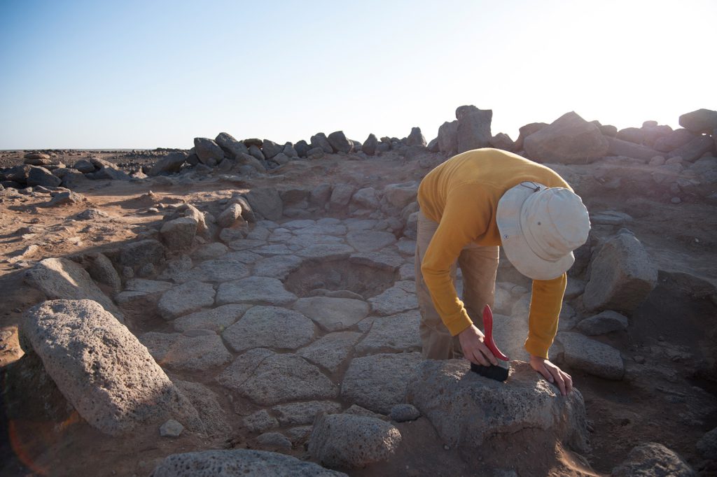 A team from the University of Copenhagen excavates the Natufian site Shubayqa 1, where researchers unearthed the world’s most ancient bread crumbs.