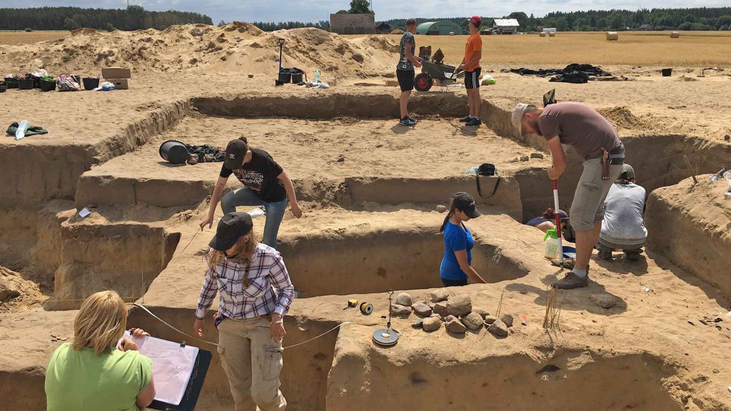 mortuary archaeology - The Slavia Field School in Mortuary Archaeology in Drawsko, Poland, unearthed a 400-year-old cemetery.