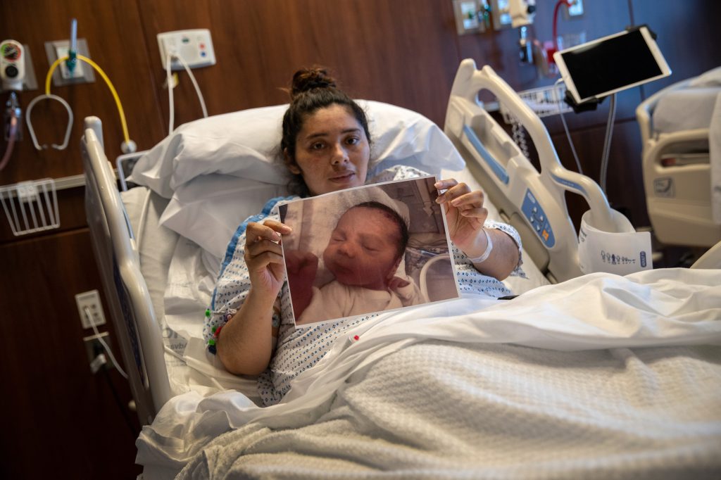 birth pregnant Pregnant woman pushes to give birth in hospital ...