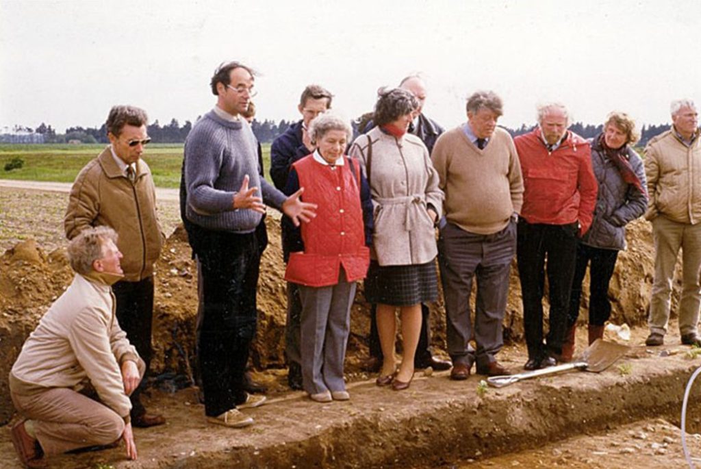 story Sutton Hoo - The author (third from left) leads a tour at Sutton Hoo in 1985.