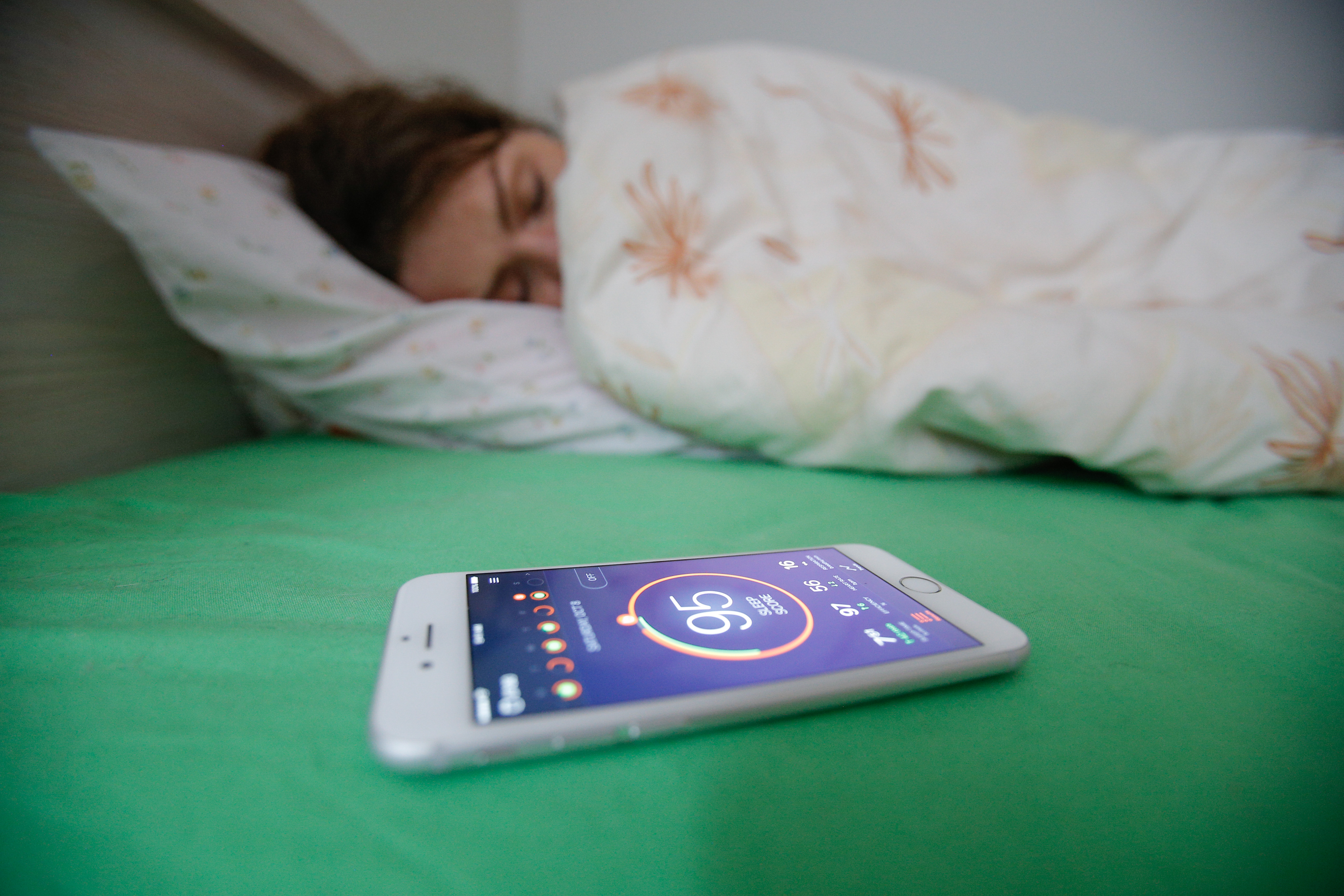 Играть в телефон спать. Смартфон лежит. Смартфон под подушкой. Сон рядом со смартфоном. Гаджеты перед сном.