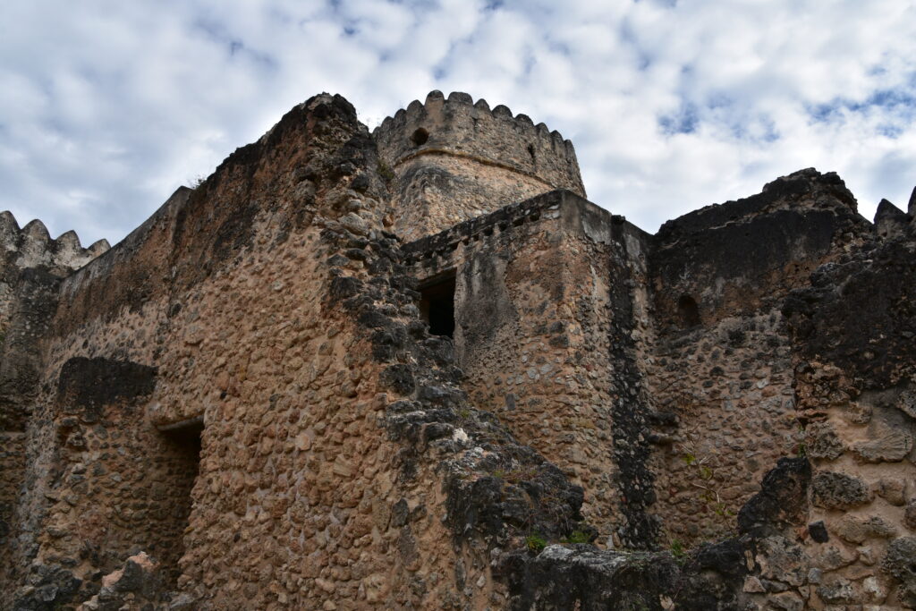 Тврдината Гереза на Килва Кисивани, изградена од Оманците во 18 век на урнатините на португалската тврдина од 16 век, е показател за промената на влијанијата во регионот.