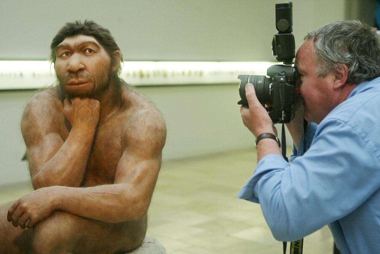 01_Neanderthal_posed_Prehistoric-Museum-