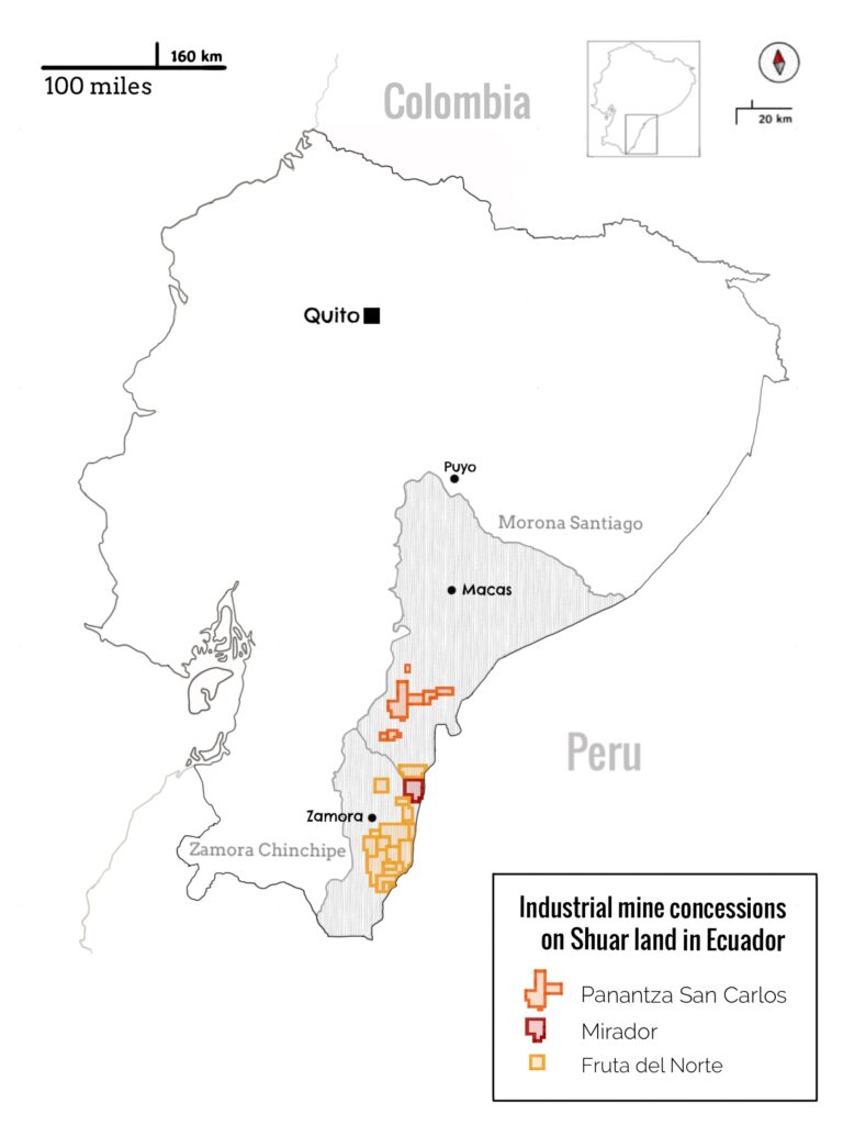 Um mapa em preto e branco apresenta uma região com uma área sombreada na parte inferior com pontos rotulados como “Macas” e “Zamora” com pequenos blocos amarelos, laranja e vermelhos agrupados em torno deles. Uma legenda diz: “Concessões de minas industriais em terras Shuar no Equador”. As formas laranjas estão identificadas como “Panantza San Carlos”, as vermelhas como “Mirador” e as amarelas como “Fruta del Norte”.